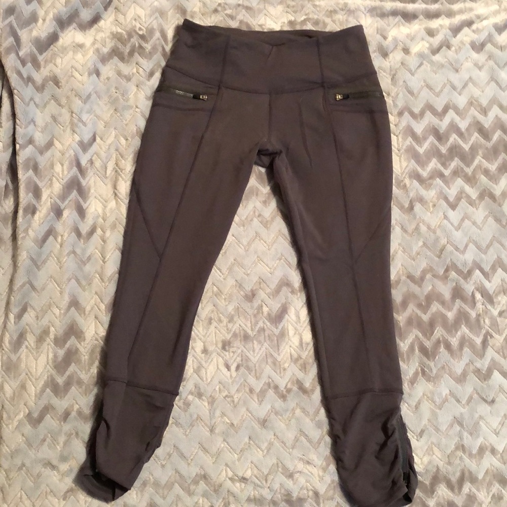 Lululemon 6 Gray Capri Legging Pant Zippers Pocket